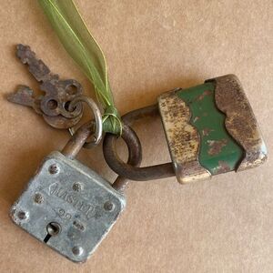 Vintage Rustic Rusty Decor Interlocked Mini Padlocks with Keys Set of 2